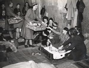 Sheltering in Holland Park Underground station. Queues formed by 4pm. London Transport Museum 