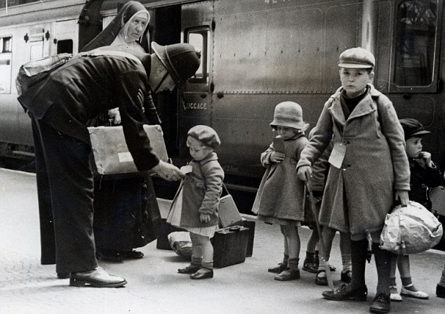 Wartime evacuees leaving London.