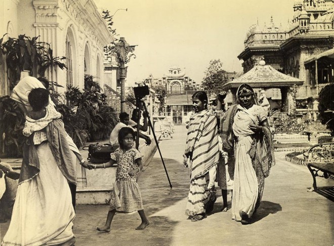 Indian_women,_dressed_in_the_native_saree,_return_from_prayer_at_Jain_Temple_in_Calcutta_in_1945