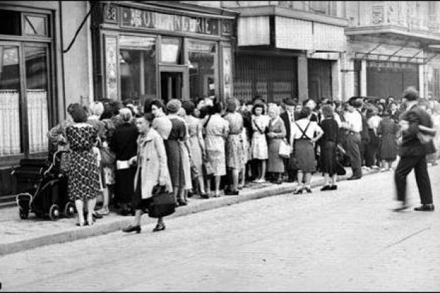 Queuing for bread, 1944