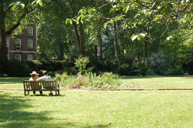 mecklenburgh-square-garden-bench