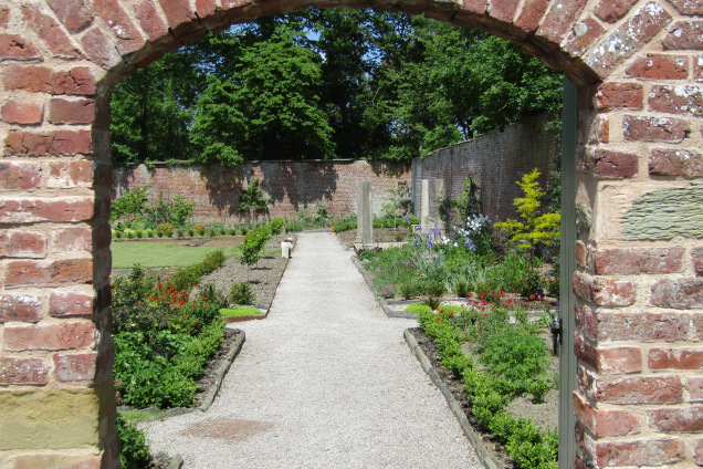 dor-to-walled-garden